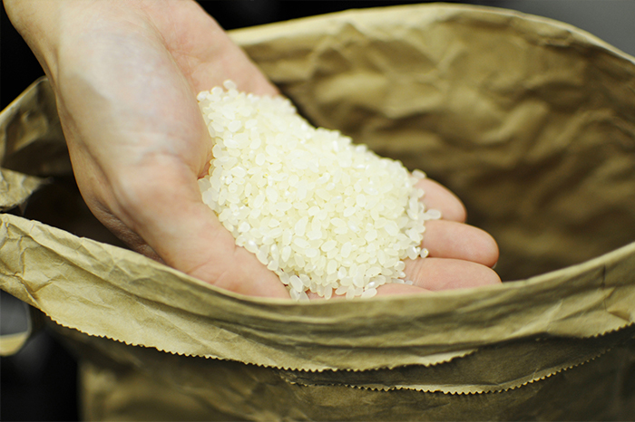 和仁農園の米粒は綺麗に透き通っていて普通のお米より小ぶり