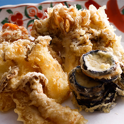 揚物盛り合わせ（鳥の天婦羅、茄子のはさみ揚、エリンギ、舞茸）