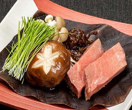 飛騨牛の朴葉味噌焼（メイン料理）