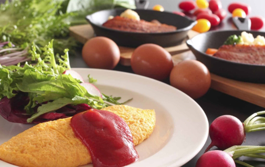 ライブキッチンで焼き上げるオムレツ