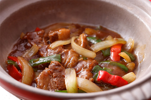 牛バラ肉と玉ねぎの煮込み　土鍋仕立て