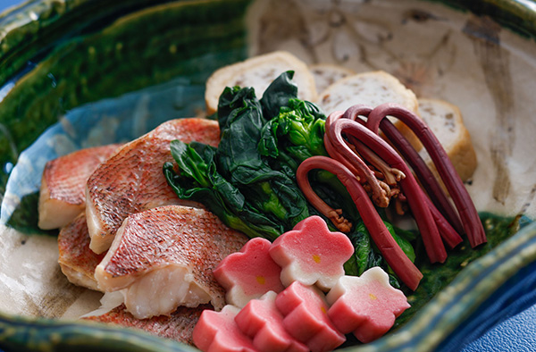 煮物盛り合わせ（赤魚煮付け・ぜんまい信田・わらび・菜の花・花麩）