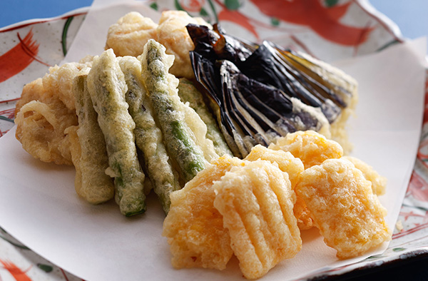 天麩羅盛り合わせ（鶏、とうもろこしのスライス、茄子、グリーンアスパラ）