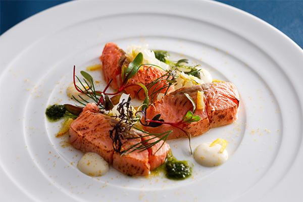 今月の一皿「炙りサーモンと白菜マリネのサラダ仕立て ゆず風味」