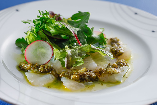 今月の一皿「真鯛のカルパッチョ 春菊ソース」
