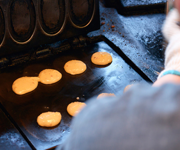 季節によって配合の異なる生地を最適に焼き上げられるのも職人の手焼きならでは