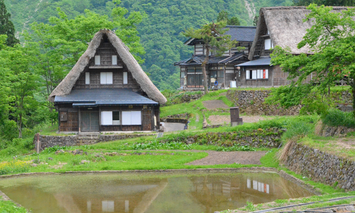 A beautiful picture with stone walls, the Gassho houses and the upside down ones