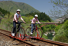 The cycling course has a lot of nice view. People look so happy.