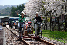 The cycling course has a lot of nice view. People look so happy.