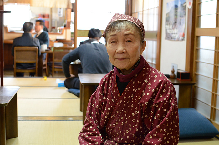 お店を構えてもう30年以上経つという女将さん。