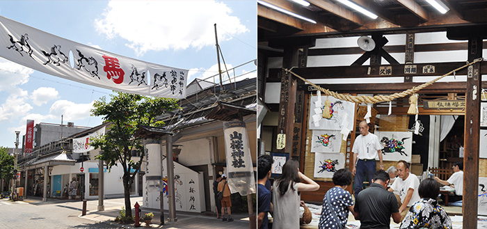 キャプション　「夏の風物詩　絵馬市の横断幕や幟がかかると、商店街の中の神社には朝から絵馬を求める多くの人がひっきりなしに訪れます。」