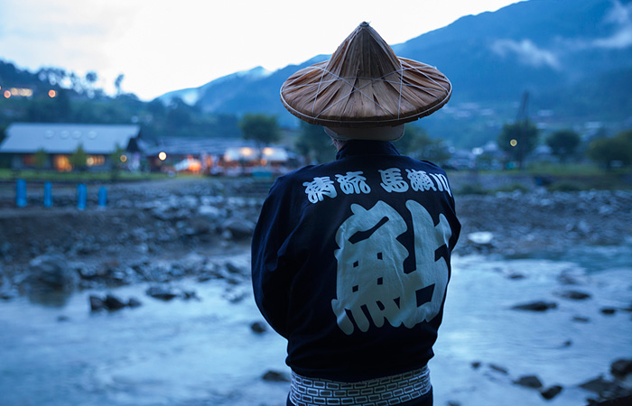 夕刻、川の様子を確認するそろいのハッピを着た「清流馬瀬川鮎とり隊」の皆さん