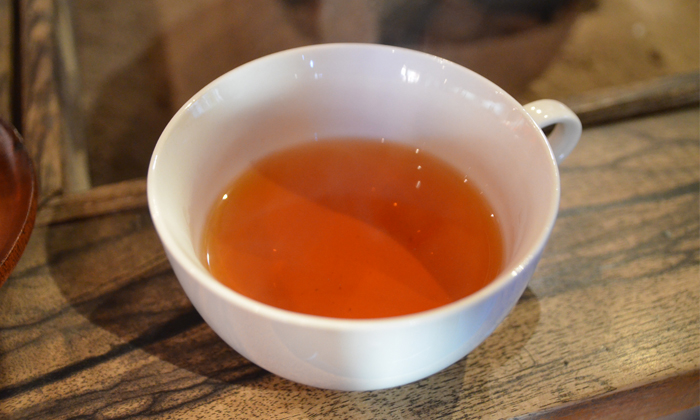 カップに注がれた飛騨紅茶はなんとも澄んだ美しい赤色