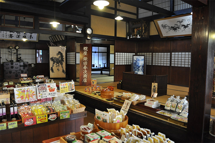 明治時代に建てられた商家そのままの「こうじや　柴田春次商店」二之町店。低い軒が飛騨らしい匠の建築です。