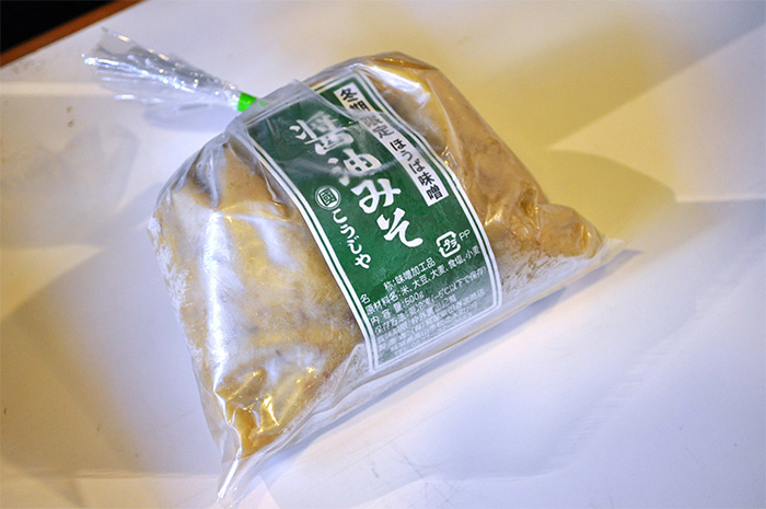 塩分をぎりぎりまで抑えて、糀が活きてる冬季限定の「醤油みそ」。これを焼いたりお餅につけていただくのが飛騨人の冬のおいしい風物詩です。