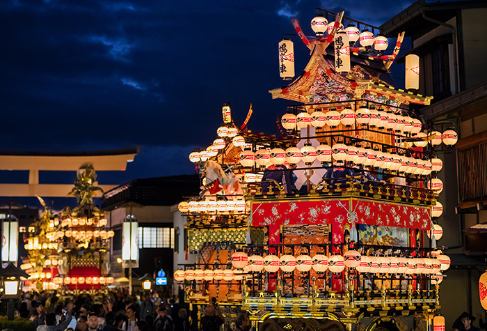 宵祭、提灯に照らされる鳩峯車