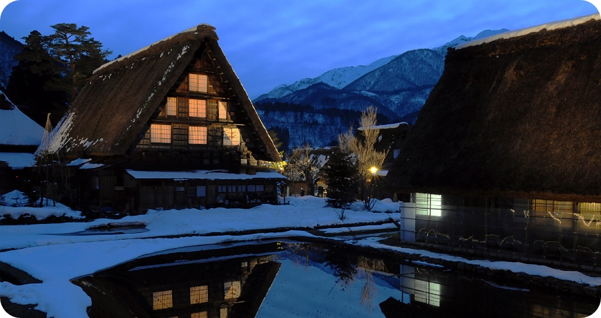 水面に写る「逆さ合掌造り」