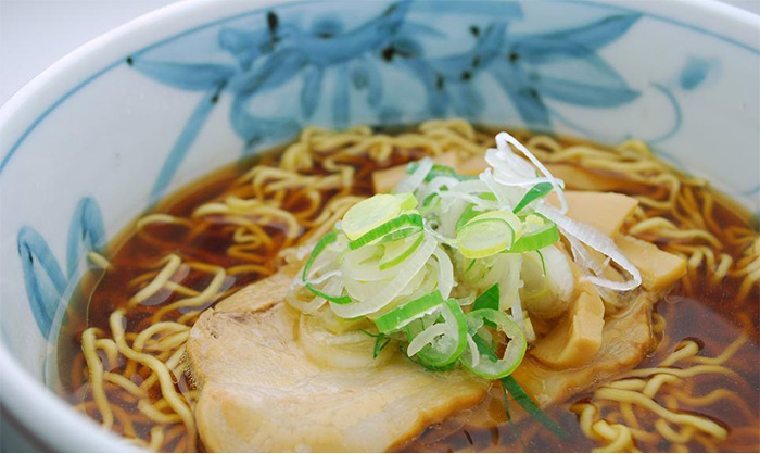 館内のレストランではゲレンデを眺めながら飛騨高山ラーメンやカツカレーなどの人気メニューを堪能。