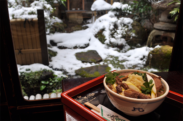 恵比寿様がお祀りされている中庭から雪景色も楽しめます。